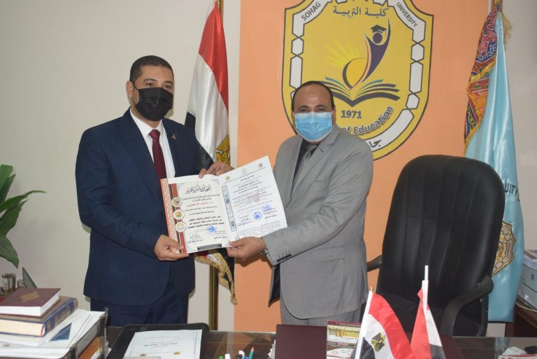 عميد الكلية يكرم رئيس هيئة محو الأمية لجهوده في دعم المجلات التربوية