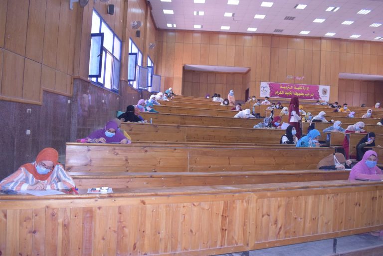 11807 طالب يؤدون امتحانات نهاية العام  وسط إجراءات احترازية