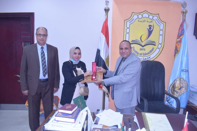 عميد الكلية يكرم طالبة بعد إعادتها لمبلغ مالي عثرت عليه