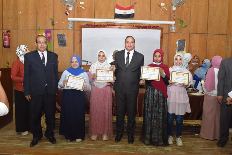 تكريم ٢٠٠ طالب لنجاحهم فى محو أمية ٨٥٣ مواطن