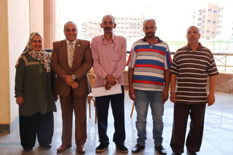 عميد الكلية يتابع انتظام العمل داخل الادارات المختلفة