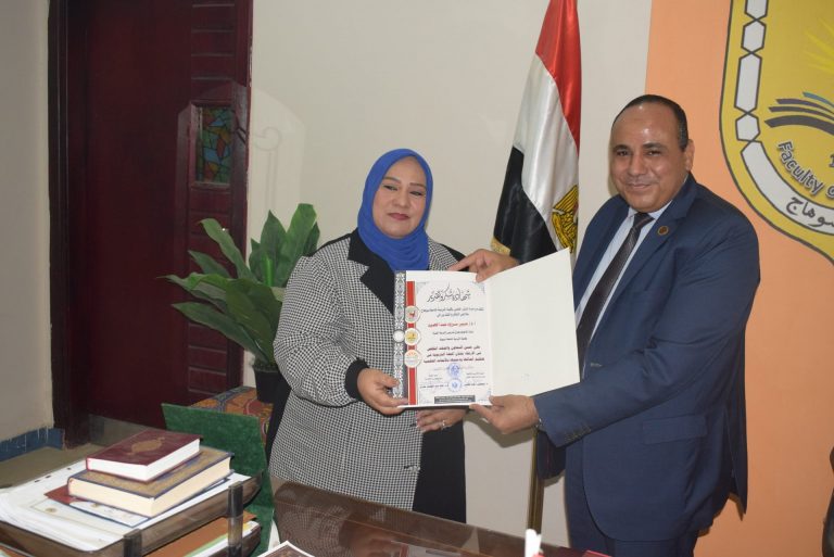 عميد الكلية يكرم أستاذتين بقسم المناهج وطرق التدريس لجهودهما في دعم المجلات التربوية