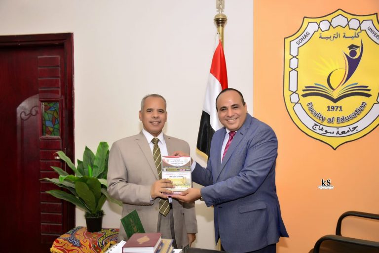 عميد الكلية يكرم عميد تربية أسوان وأستاذ بتربية أسيوط لجهودهما في دعم المجلات التربوية