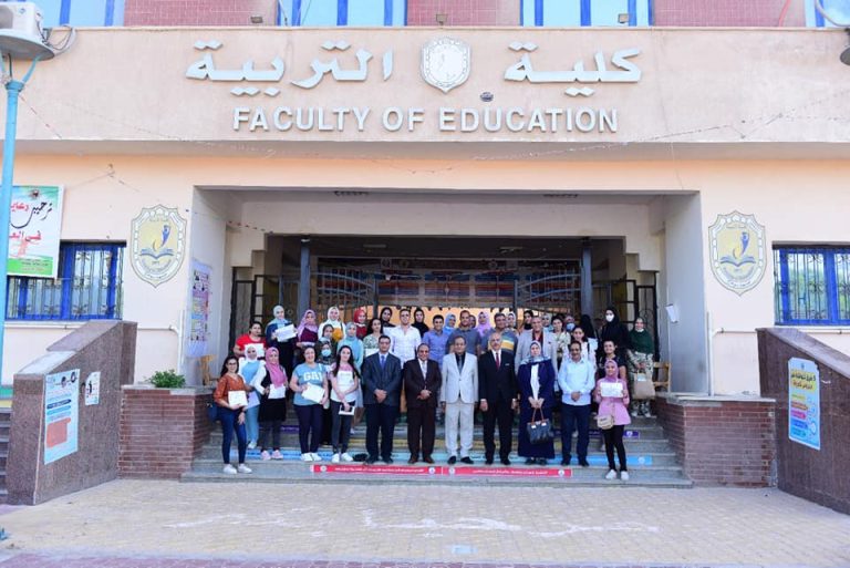 تكريم ٣٦ طالب وطالبة لاجتيازهم الدورة التدريبية لمحو الامية