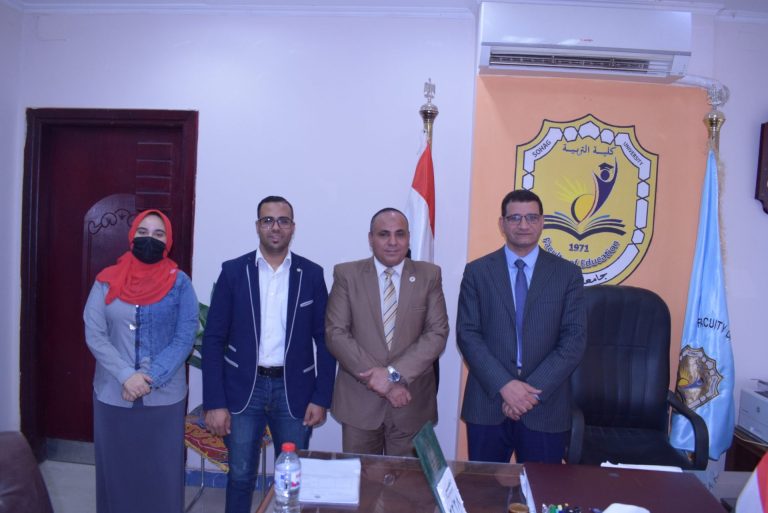 عميد الكلية يعقد اجتماعا مع مسئولي وحدة التضامن بالجامعة
