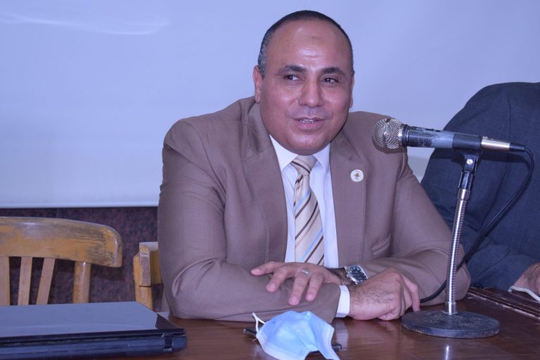 عميد الكلية في لقاء تعريفي بمنصة التعليم عن بعد مع طلاب الدراسات العليا