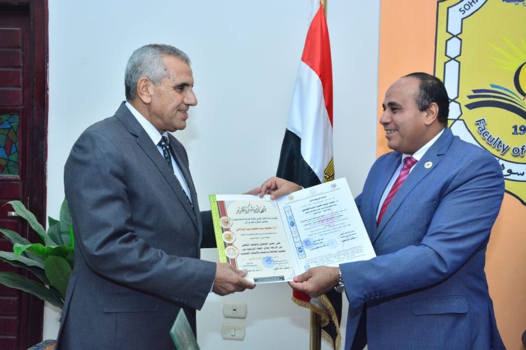 عميد الكلية يكرم  أستاذ بقسم المناهج لجهوده في دعم المجلات التربوية