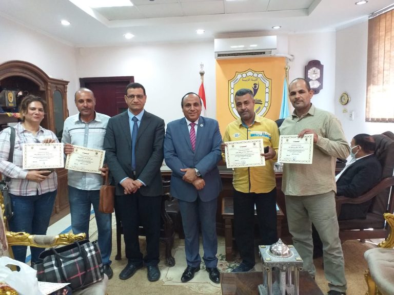 عميد الكلية يسلم شهادات اجتياز تدريب مشرفي التربية العملية
