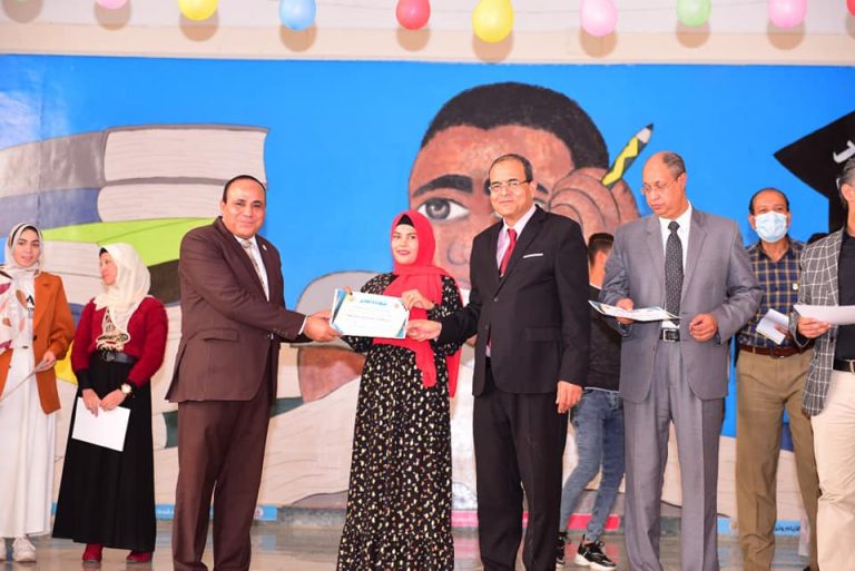 الكلية تحتفل باستقبال الطلاب الجدد وتكرم الأوائل والمتميزين