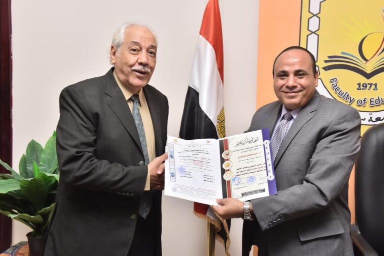عميد الكلية يكرم استاذ بقسم أصول التربية نظير جهوده في دعم المجلات التربوية