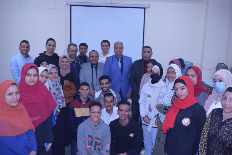 عميد الكلية يفتتح دوره تنميه القيادات الشبابية