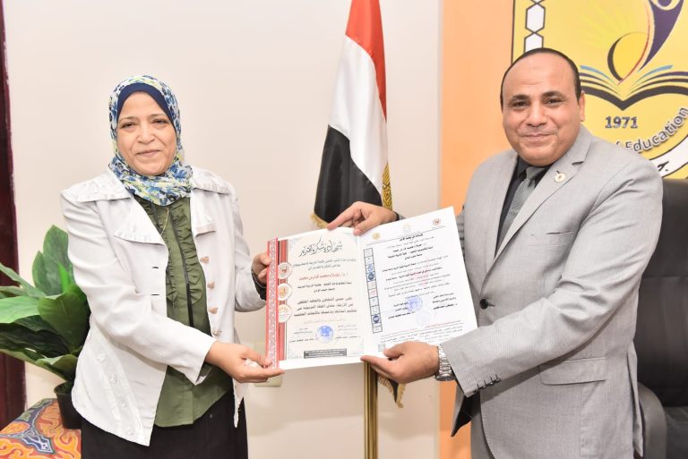 عميد الكلية يكرم أستاذة بقسم تكنولوجيا التعليم نظير جهودها في دعم المجلات التربوية