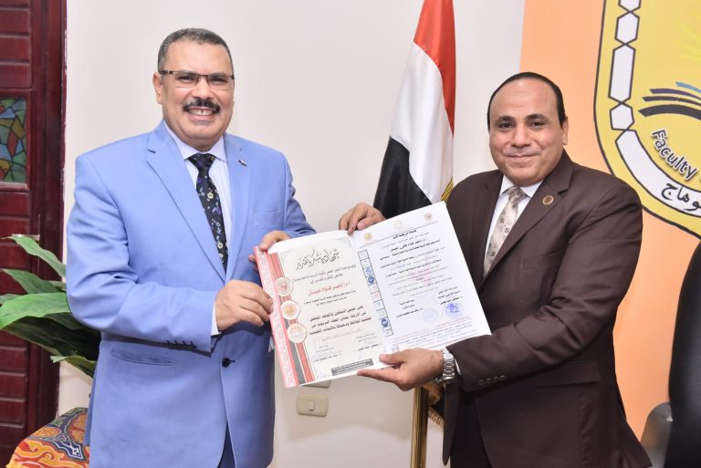 عميد الكلية يكرم استاذين بقسم المناهج نظير جهودهما في دعم المجلات التربوية