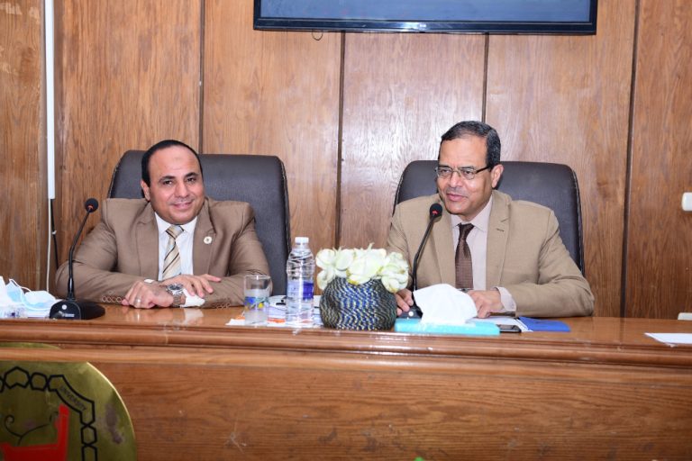 بحضور رئيس الجامعة .. مجلس الكلية يعقد إجتماعه الدوري رقم ٤٢٥