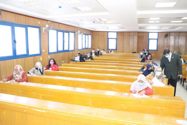 جولة تفقدية لادارة الكلية تتابع خلالها سير امتحانات الدراسات العليا