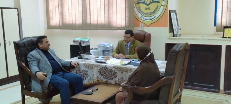 عميد الكلية يعقد اجتماعاً مع مديري الإدارات