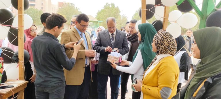 عميد الكلية يفتتح معرض كتاب اتحاد الطلاب