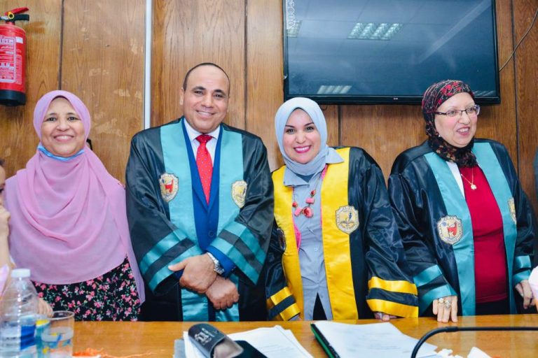تهنئة مناقشة رسالة ماجستير بقسم-مناهج وطرق تدريس- للباحثة:(مني محمد خليفة)