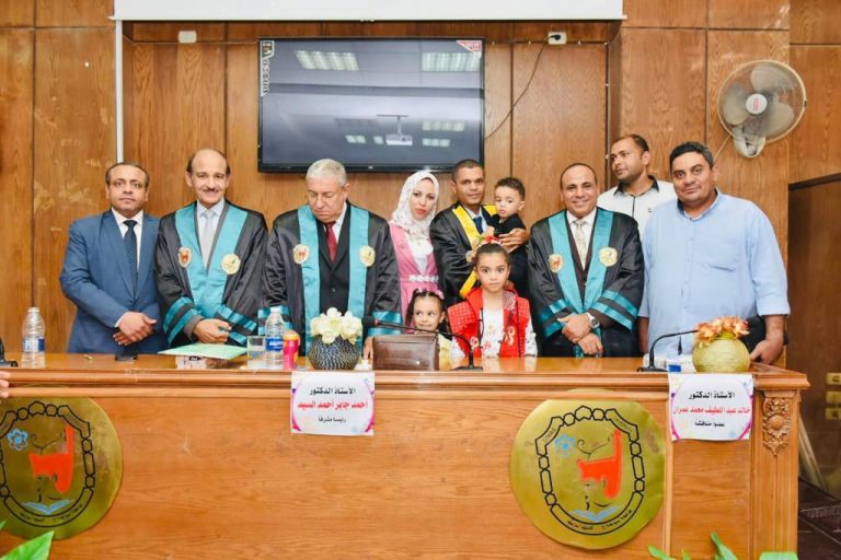 تهنئة مناقشة رسالة الدكتوراه المقدمة من الباحث/هاشم رشاد محمد (قسم المناهج وطرق تدريس الرياضيات)