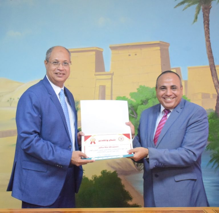 عميد الكلية يُكرّم العاملين بإدارة شئون الطلاب وإدارة الخريجين