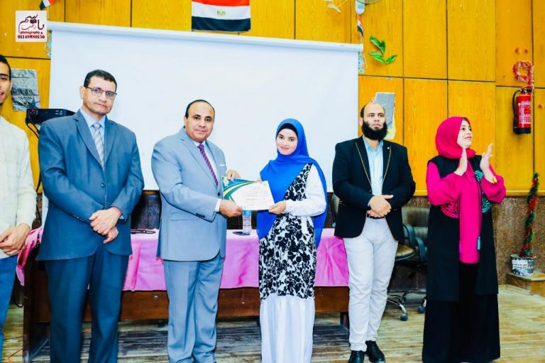 عميد الكلية يكرم الطلاب المتفوقين بشعبة الجغرافيا