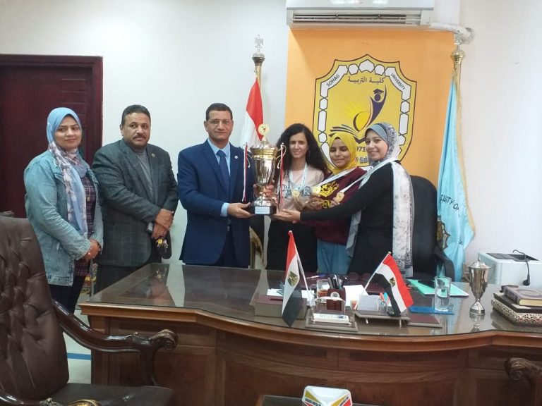 حصول الكلية علي كأس المركز الأول في بطولة الجامعة لتنس الطاولة طالبات