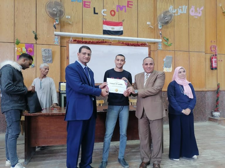 تكريم طلاب الفرقة الرابعة شعبة اللغة الإنجليزية لتفوقهم الدراسي بالمشاركة مع نائب رئيس الجامعة