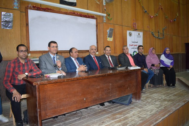 ندوة عن دور طلاب كلية التربية في مجال محو الأمية وتعليم الكبار في المجتمع