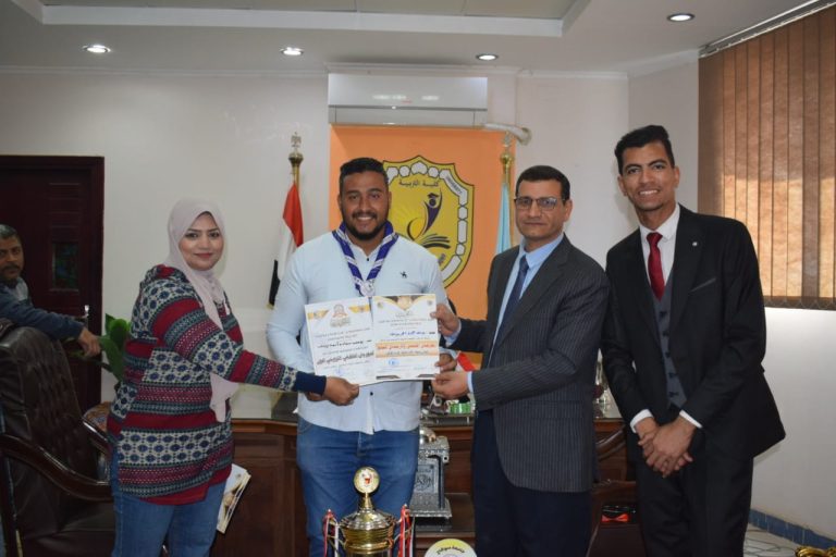 تسليم شهادات المركز الثاني للمهرجان الكشفي والإرشادي السابع لجوالة كلية التربية
