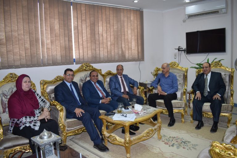 اجتماع تنسيقي مع مسئولي هيئة تعليم الكبار بسوهاج لمتابعة جهود كلية التربية في هذا الإطار