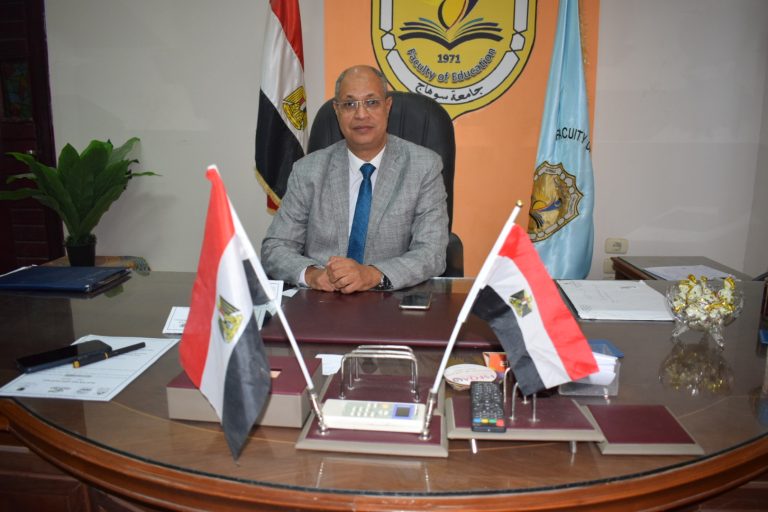 جميع منسوبي كلية التربية يهنئون السيد ا.د/حسين طه عطا