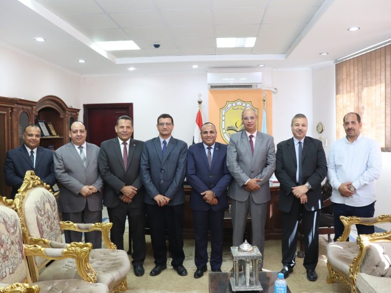 قسم المناهج وطرق التدريس يحتفل بتعيين أ.د/حسين طه مشرفاً علي الكلية
