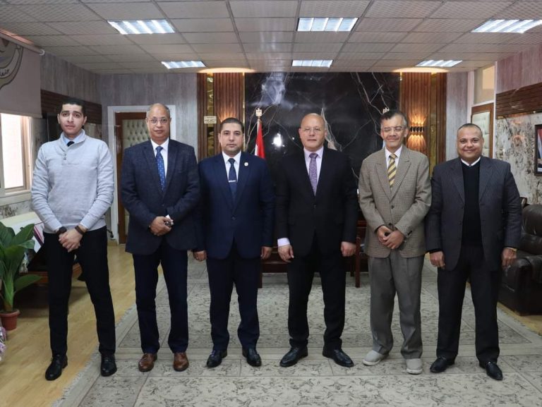 جامعة سوهاج تتسلم وحدة متنقلة لتكنولوجيا الاتصالات لبدء العمل بمبادرة تميز المعلم