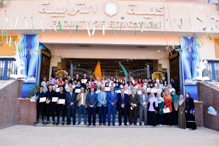 تكريم الطلاب المشاركين في تزيين الكلية
