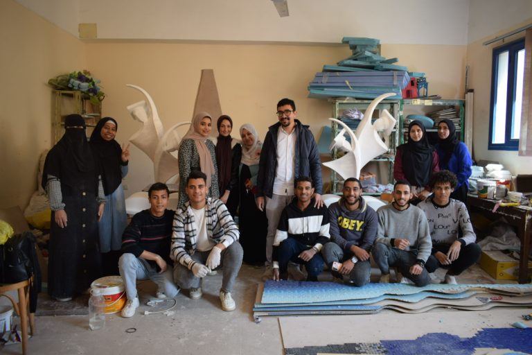 تجهيز وحدة ضمان الجودة بالتعاون مع التربية الفنية لإعداد لوحات للإدارات والبرامج والكلية