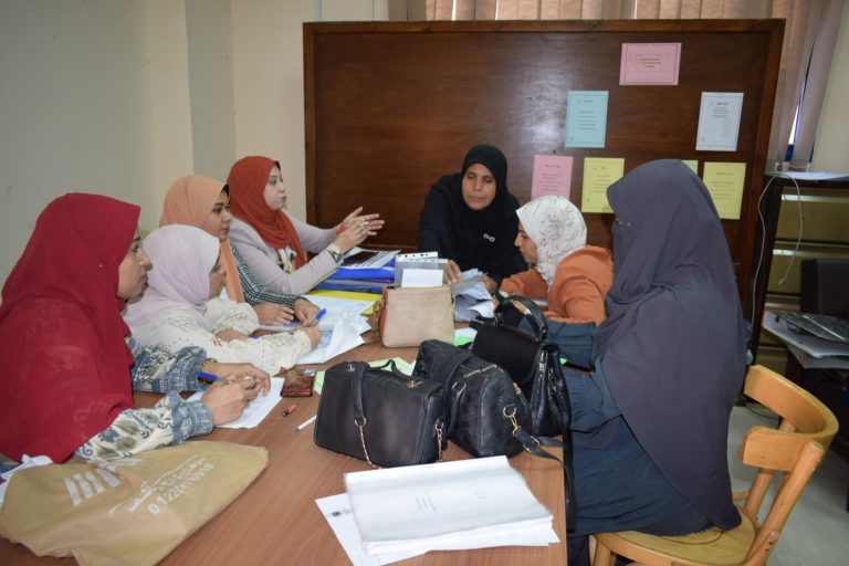 متابعة وحدة الجودة لملفات معايير البرامج الأربعة المتقدمة للاعتماد