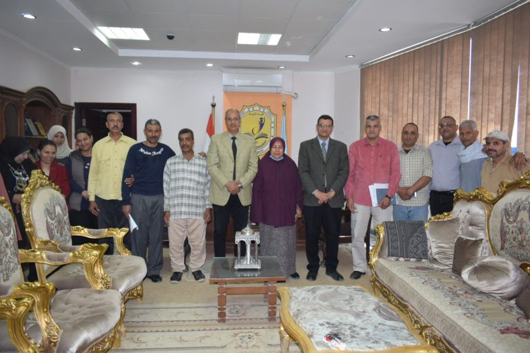 تهنئة بمناسبة بلوغ سن المعاش للسيد/ فراج مصطفي عبدالمجيد العامل بإدارة شئون الطلاب