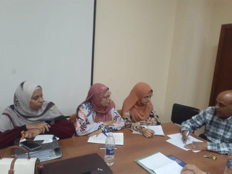 اجتماع مدير وحدة ضمان الجودة مع السادة أعضاء المعيار السابع للبرامج الأربعة