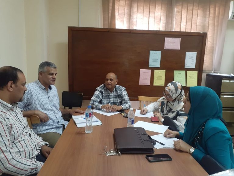 اجتماع مدير وحدة ضمان الجودة لمناقشة بعض الاجراءات الخاصة باستكمال تجهيزات وحدة الأمن والسلامة لإدارة الازمات