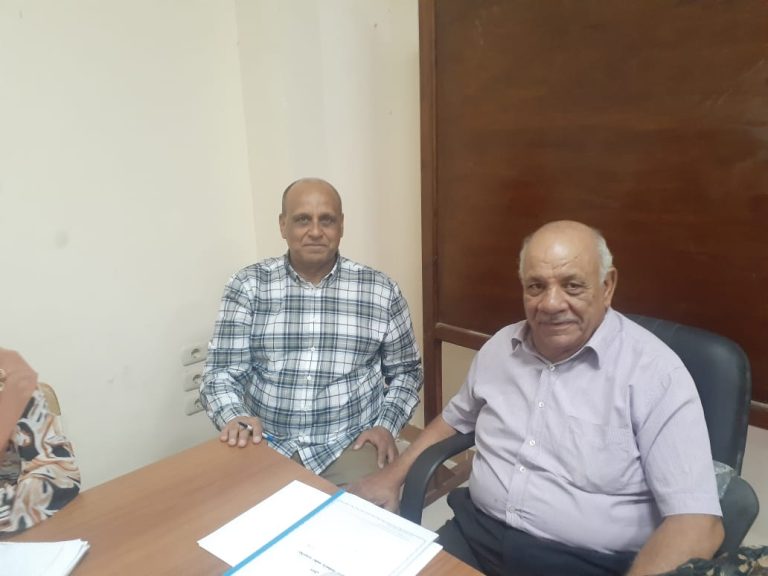 اجتماع رئيس لجنة أخلاقيات المهنة والبحث العلمى بمراجعة كتاب الدليل وتسليمه لوحدة ضمان الجودة بالكلية
