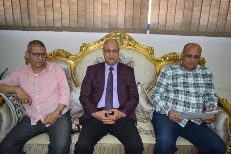 اجتماع السيد عميد الكلية والسيد مدير وحدة ضمان الجودة بالكلية مع السيد مدير مركز الجودة بالجامعة