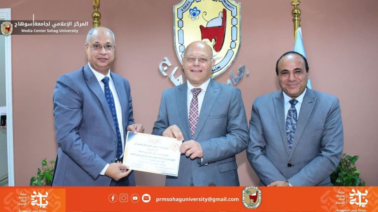 رئيس الجامعة يكرم كلية التربية في مسابقة أفضل كلية في خدمة المجتمع وتنمية البيئة