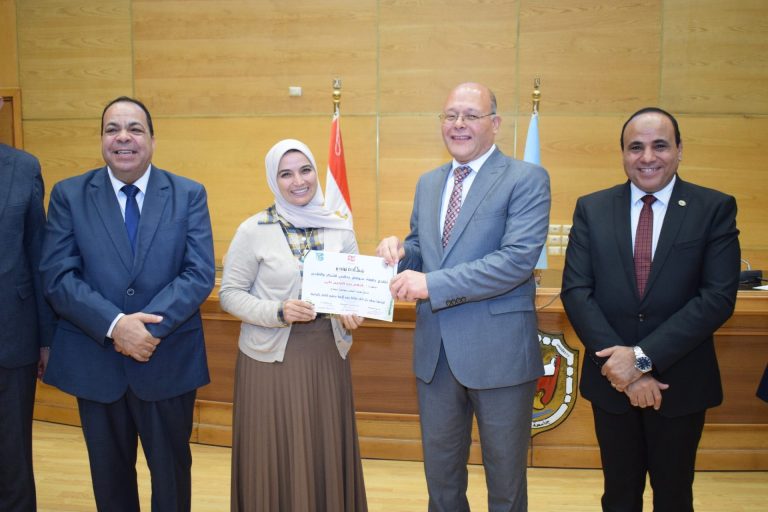 تهنئة للدكتورة/ أحلام عبد الرحيم لجهودها المخلصة والداعمة في وحدة محو الأمية وتعليم الكبار بالكلية