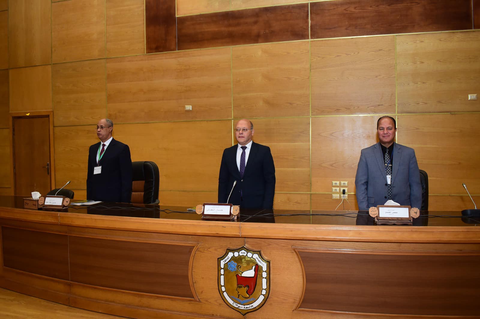 رئيس الجامعة يستهل كلمته بالمؤتمر الدولي الثالث لكلية التربية بالوقوف حداداً علي السيد أ.د/ عبدالباسط دياب- رحمه الله