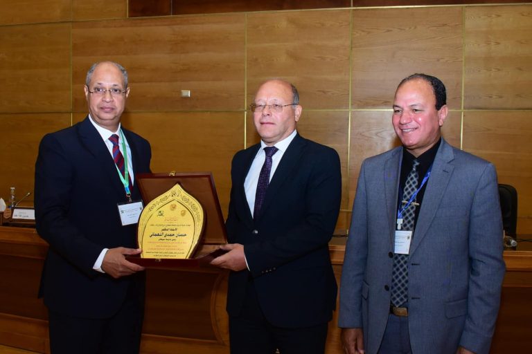 التكريم وتسليم الدروع بالمؤتمر الدولي الثالث لكلية التربية