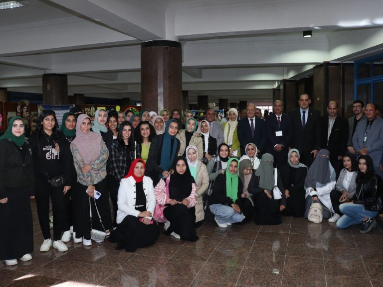 افتتاح معرض الأعمال الفنية والمشغولات اليدوية على هامش المؤتمر الدولي الثالث للكلية