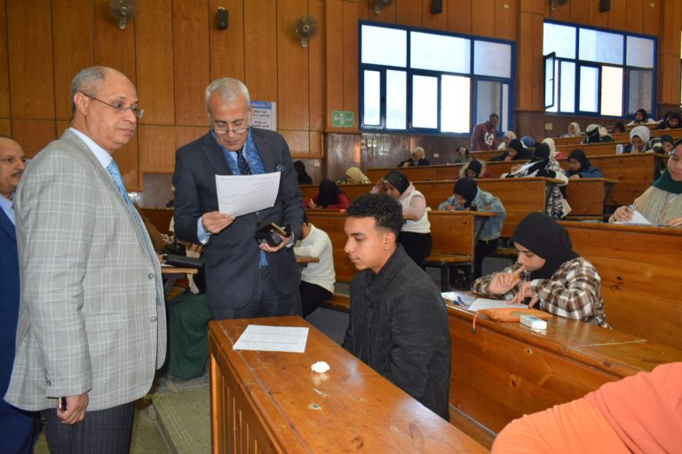 نائب رئيس جامعة سوهاج يتفقد سير الامتحانات بكلية التربية