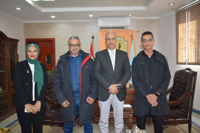 الفائزون بمسابقة الطالب المثالي والطالبة المثالية بكلية التربية