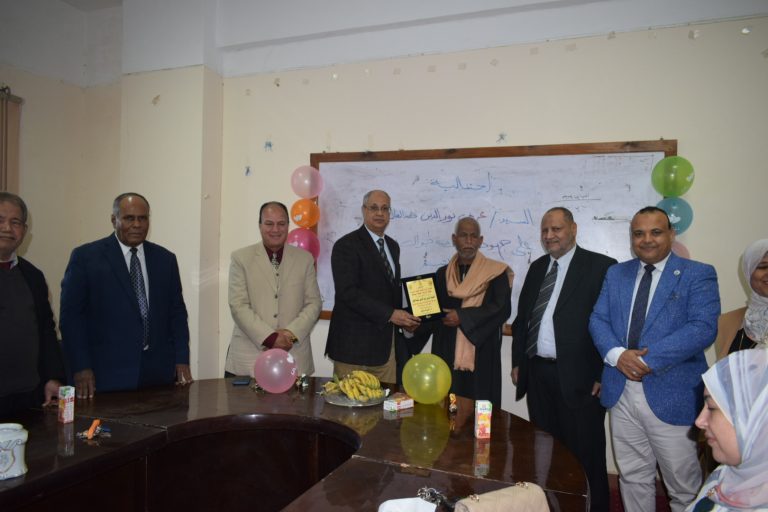 تهنئة بمناسبة بلوغ سن المعاش للسيد/ العربي نور الدين عبدالعال العامل بالكلية