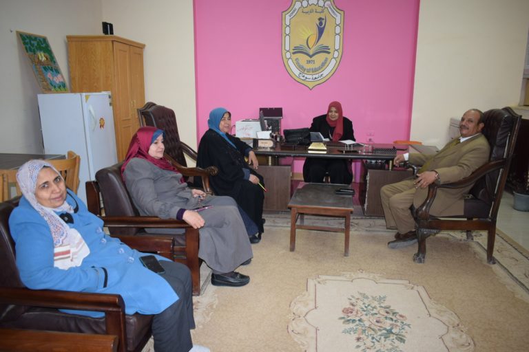 إجتماع أمين الكلية مع السادة مديرين الإدارات